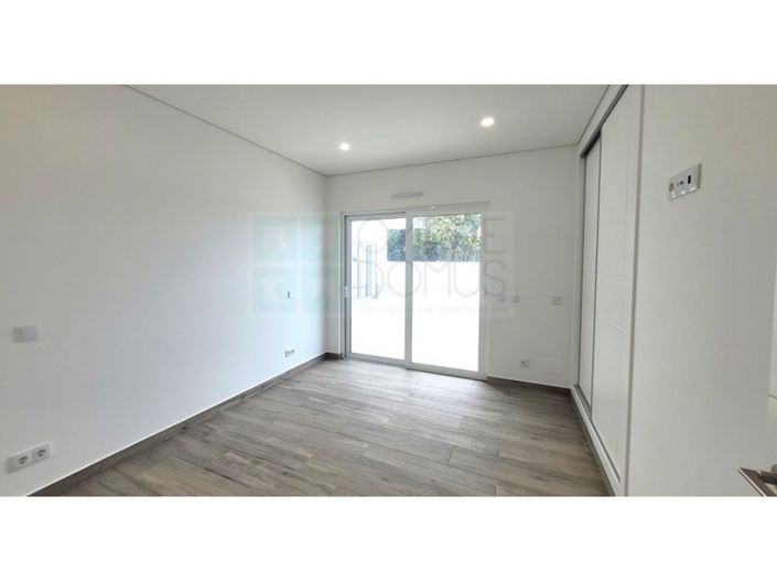 Image No.20-4 Bed House for sale