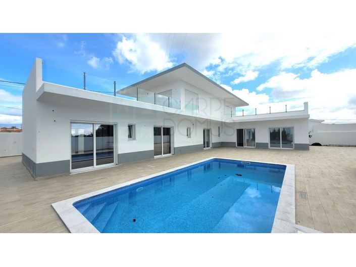 Image No.1-4 Bed House for sale