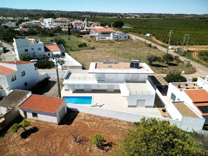 Image No.1-4 Bed House for sale