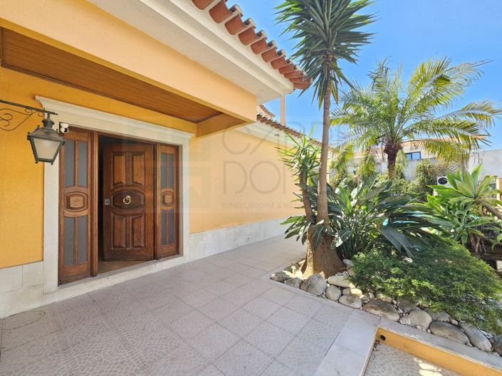 Image No.1-5 Bed House for sale