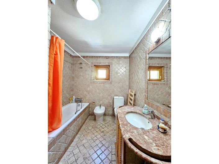 Image No.23-4 Bed Farmhouse for sale