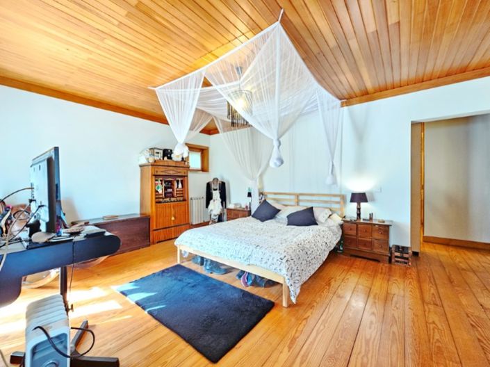 Image No.25-4 Bed Farmhouse for sale