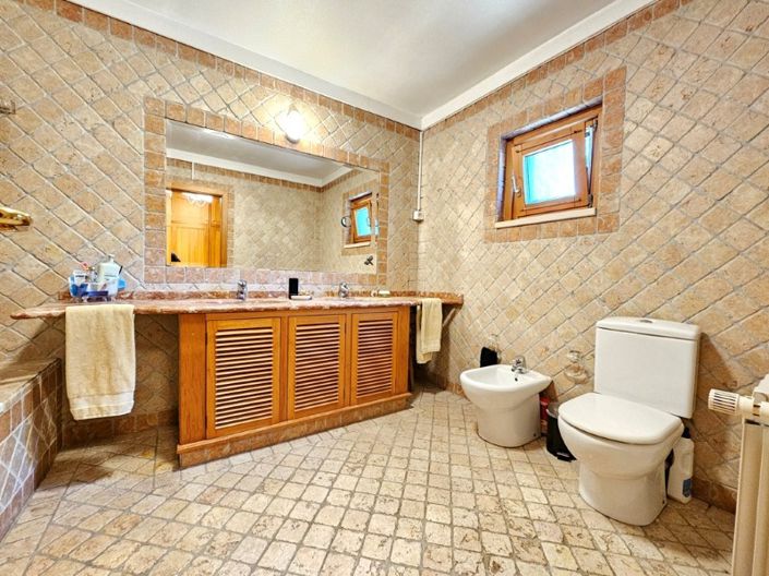 Image No.28-4 Bed Farmhouse for sale