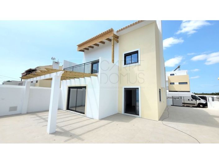Image No.1-3 Bed House for sale