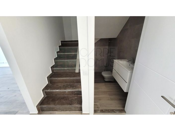 Image No.12-3 Bed House for sale