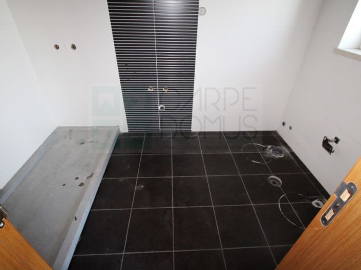 Image No.30-4 Bed House for sale