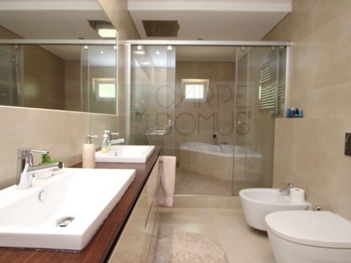 Image No.18-4 Bed House for sale