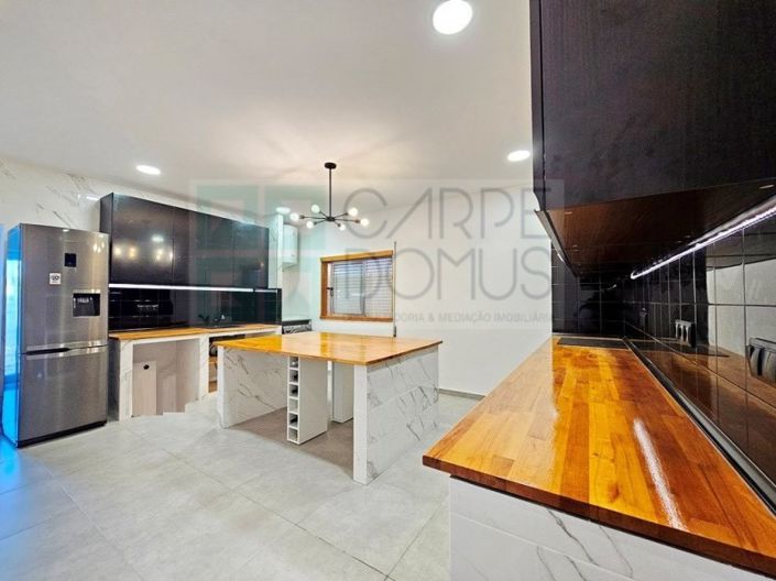 Image No.2-4 Bed House for sale