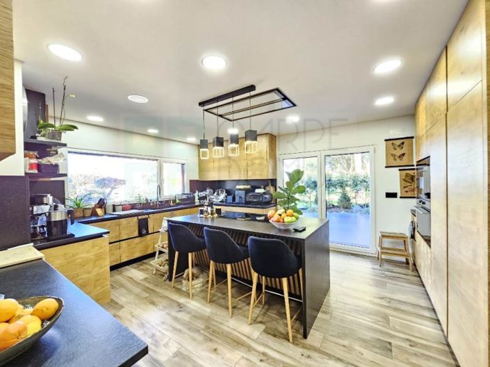 Image No.18-4 Bed House for sale