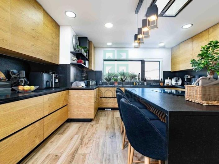 Image No.20-4 Bed House for sale