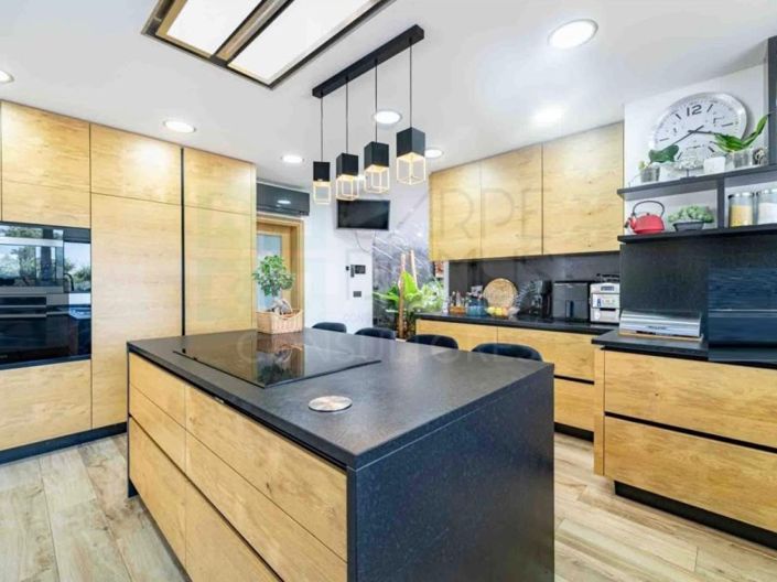 Image No.6-4 Bed House for sale