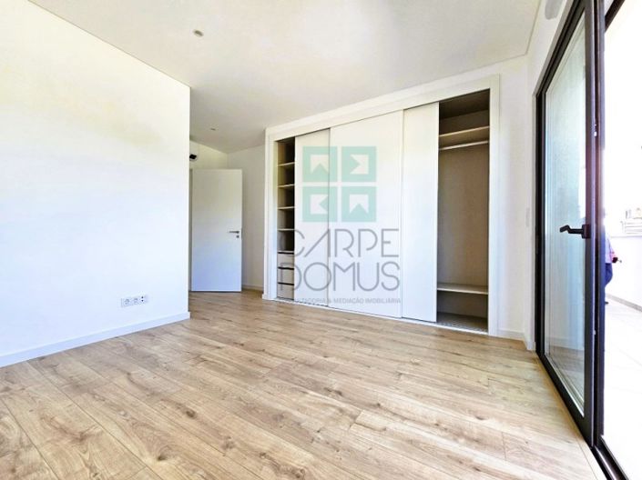 Image No.20-4 Bed Apartment for sale