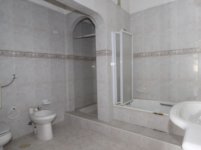 Image No.8-3 Bed House for sale