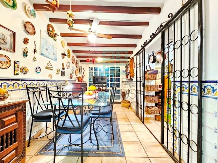 Image No.25-6 Bed House for sale