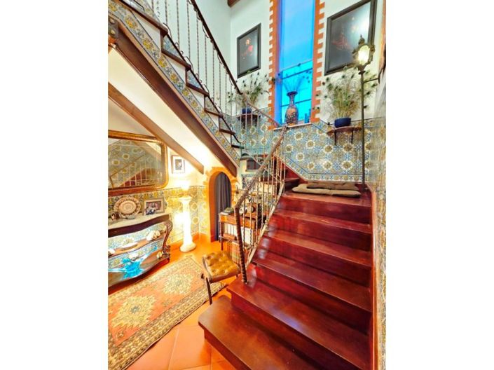 Image No.8-6 Bed House for sale