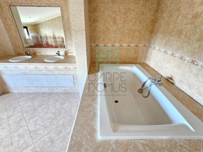 Image No.38-14 Bed Commercial for sale