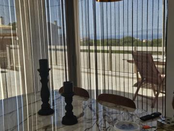 dining-table-zoom-in