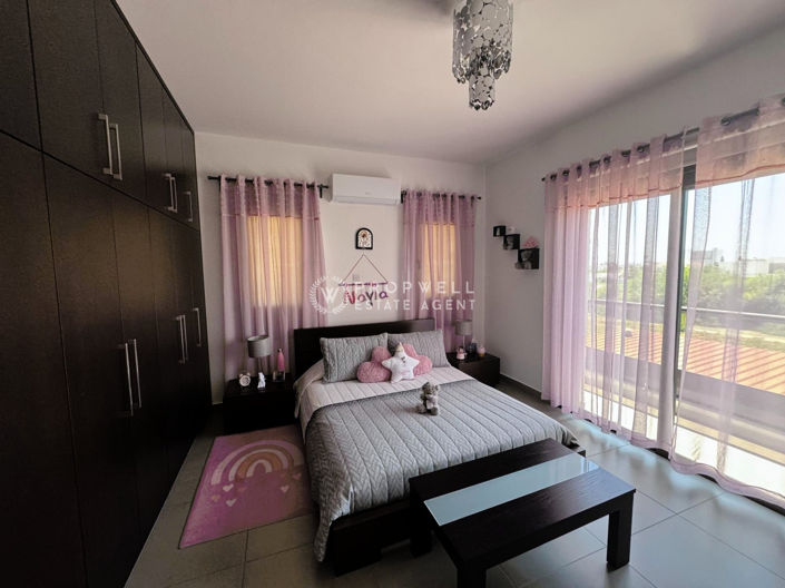 Image No.18-4 Bed House for sale