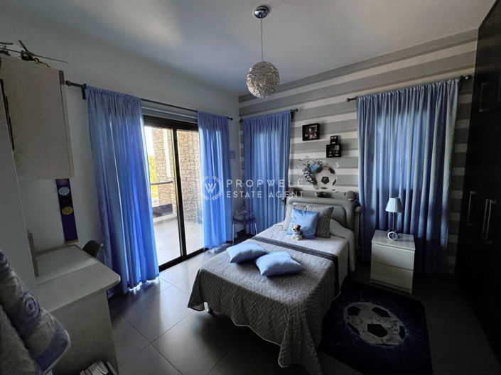 Image No.20-4 Bed House for sale