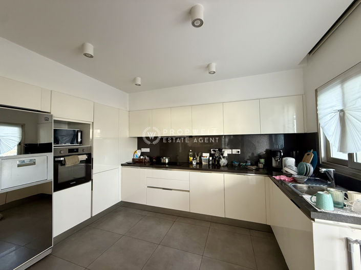 Image No.6-4 Bed House for sale