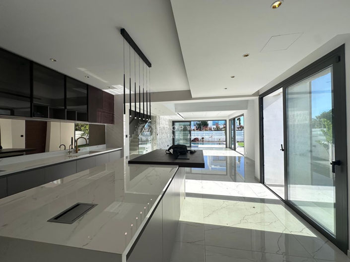 Image No.2-5 Bed Villa for sale