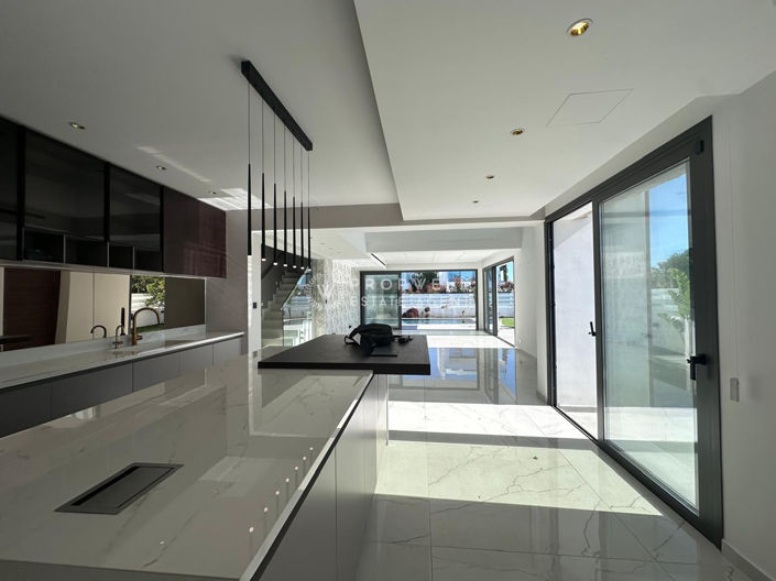 Image No.40-5 Bed Villa for sale