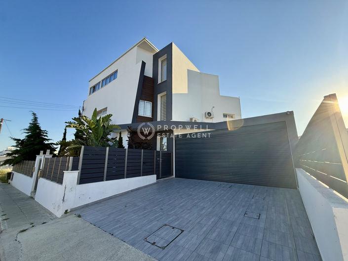 Image No.2-Villa de 6 chambres à vendre à Oroklini