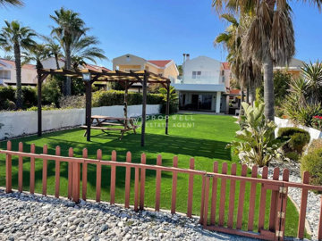 1 - Meneou, Maison