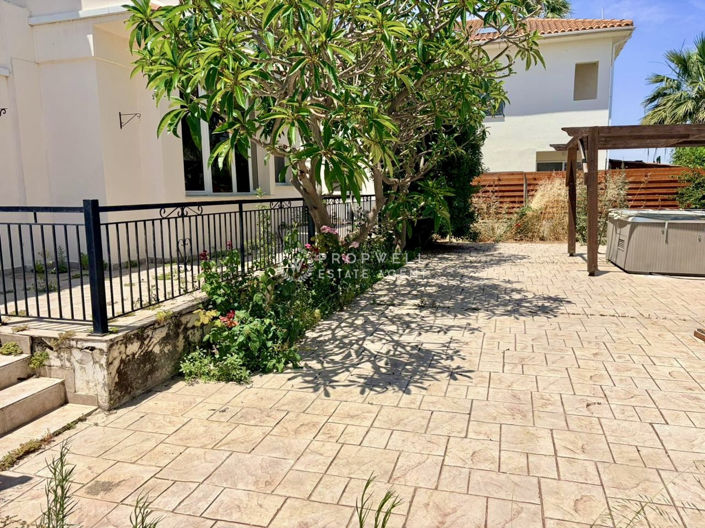 Image No.11-3 Bed House for sale