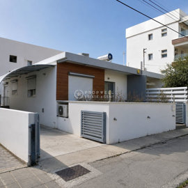 1 - Mesa Geitonia, Maison
