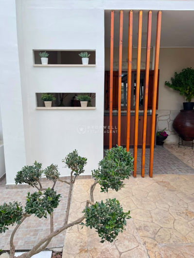 Image No.8-5 Bed House for sale