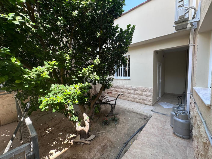 Image No.10-10 Bed Property for sale