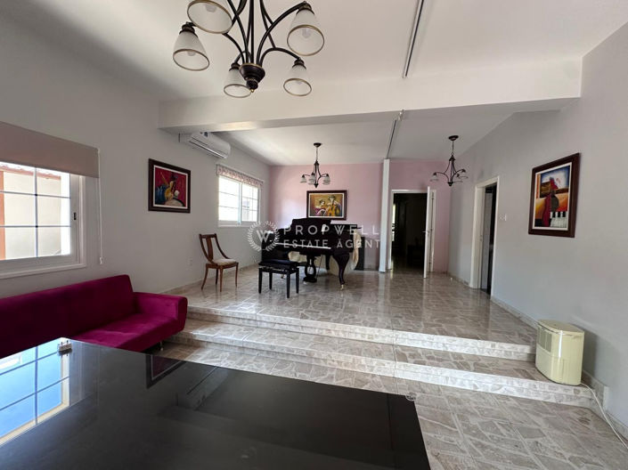 Image No.3-10 Bed Property for sale