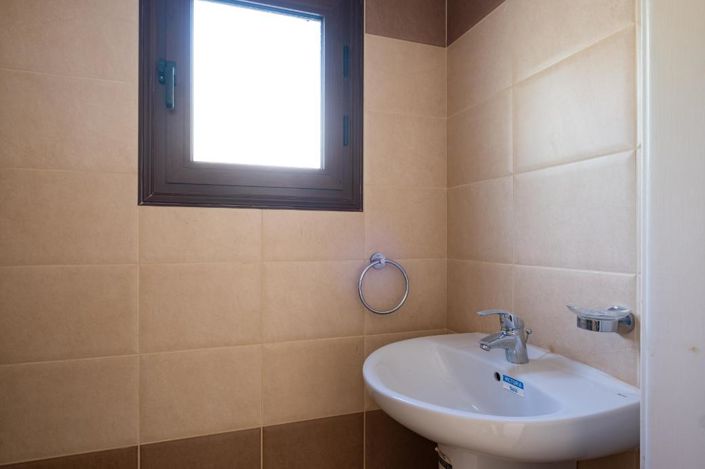 Image No.17-3 Bed House for sale