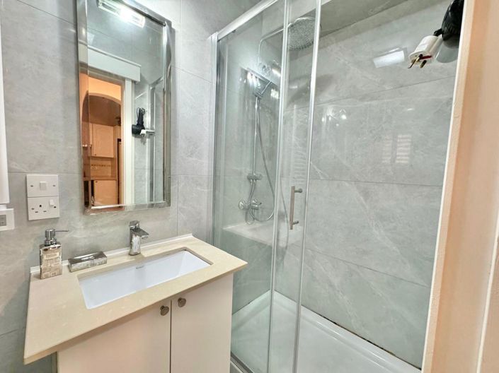 Image No.18-3 Bed House for sale