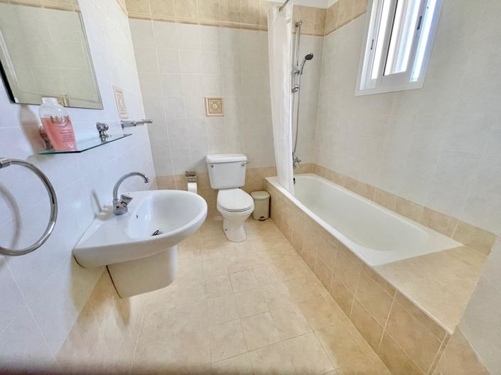 Image No.13-4 Bed House for sale