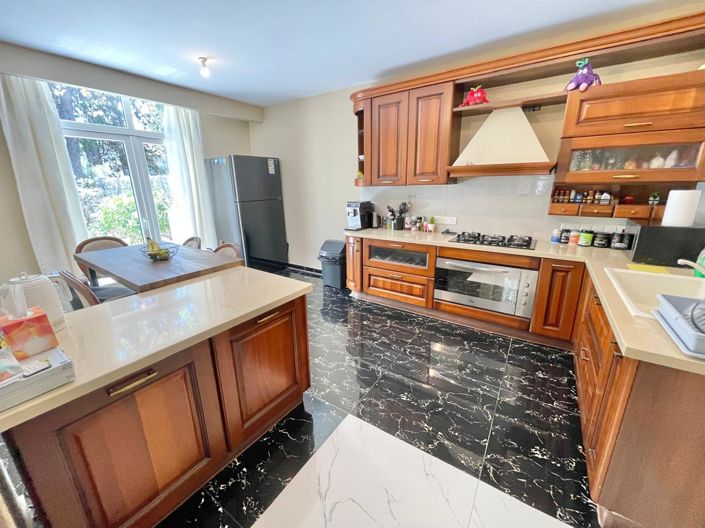 Image No.11-5 Bed House for sale