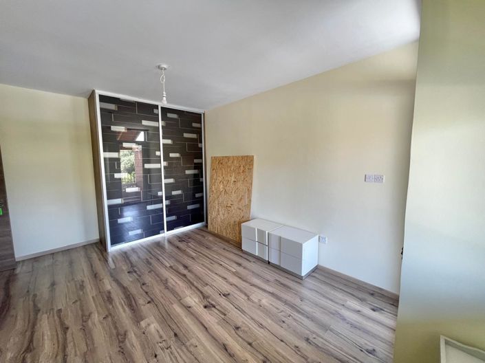 Image No.20-5 Bed House for sale