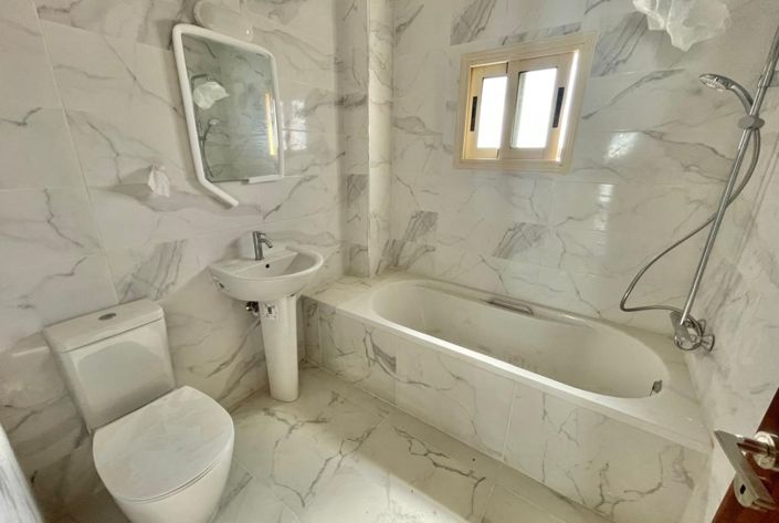 Image No.8-3 Bed House for sale