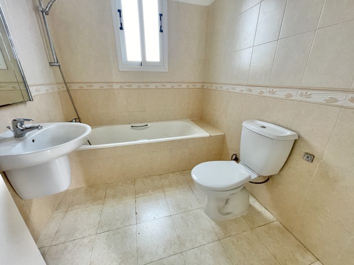 Image No.10-3 Bed House for sale