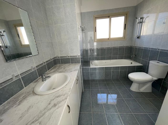 Image No.10-3 Bed House for sale