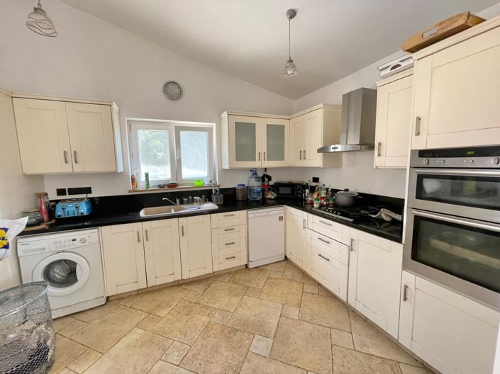 Image No.11-5 Bed House for sale