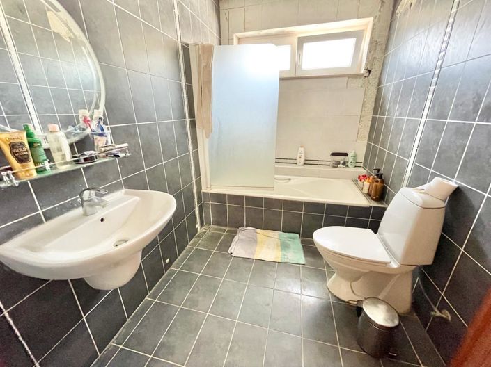 Image No.20-5 Bed House for sale