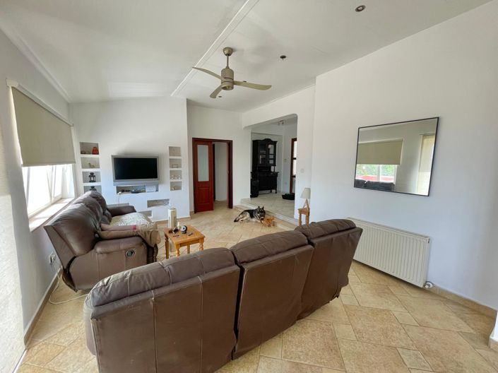 Image No.8-5 Bed House for sale