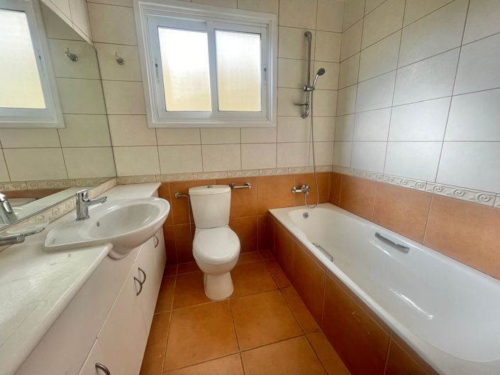 Image No.12-2 Bed House for sale