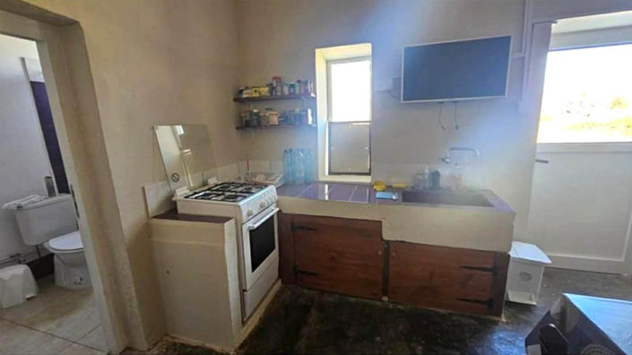 Image No.8-2 Bed House for sale