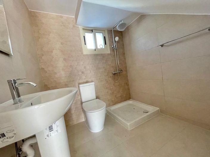 Image No.8-3 Bed House for sale