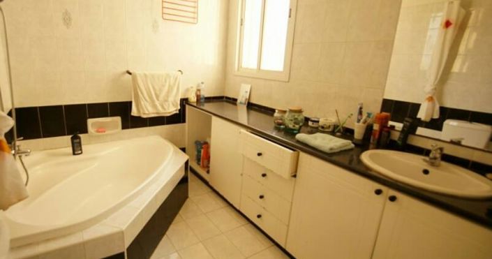 Image No.9-6 Bed House for sale