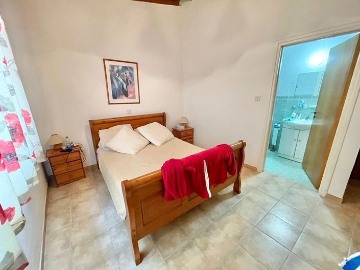Image No.8-5 Bed House for sale