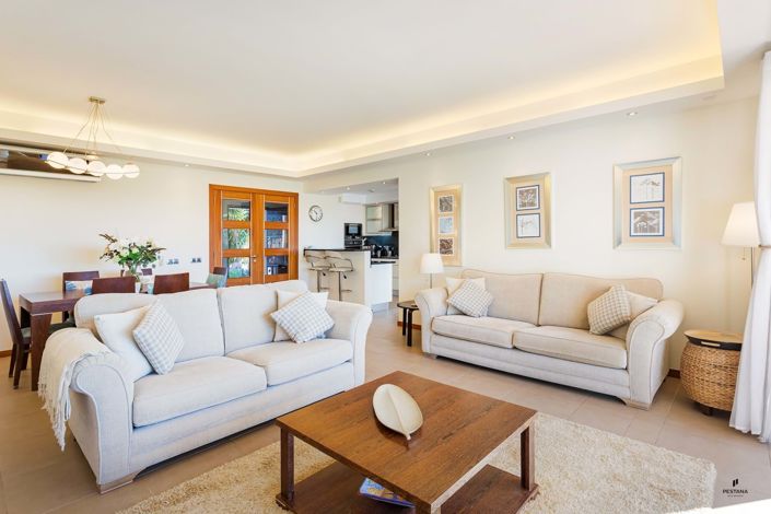 Lagoa, Property
